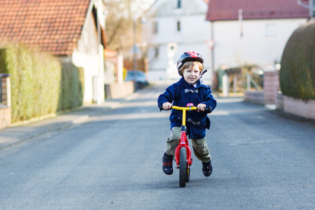 小男孩骑着自行车在村庄或城市