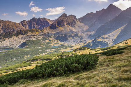 从徒步越过 tatra 山脉的景色。波兰。欧洲