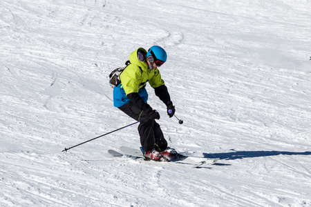 滑雪者在山 准备滑雪道和阳光灿烂的日子