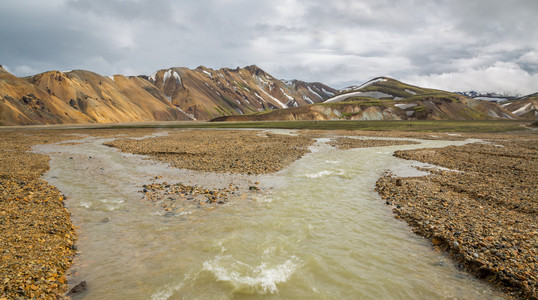 landmannalaugar 令人难以置信的景观与游客步行和河，冰岛