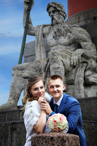 俄罗斯一场婚礼，新娘和新郎拍照景点附近