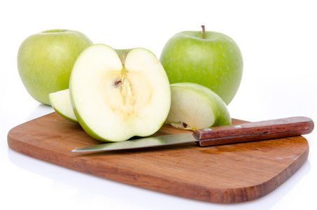成熟的青苹果，与木菜板上片