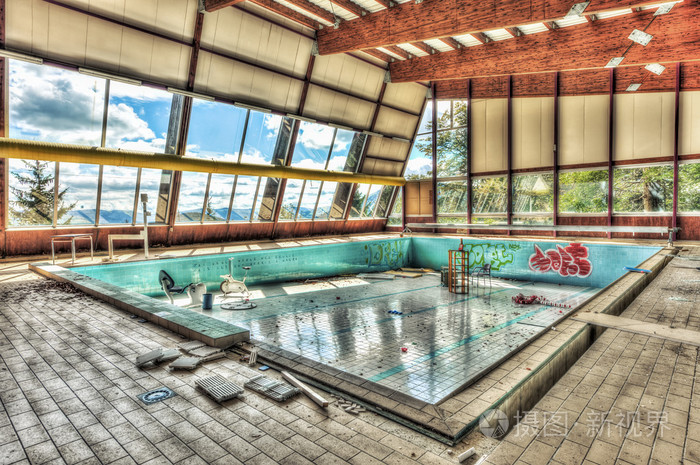 破旧的游泳池里被遗弃的庇护照片-正版商用图片1gqk7j-摄图新视界