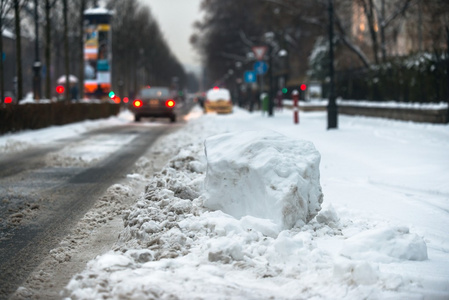 暴风雪后被雪覆盖的汽车