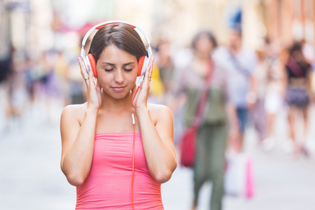 在城市中的女人听音乐