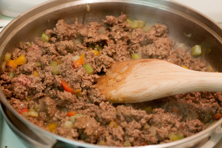 烹饪的碎牛肉