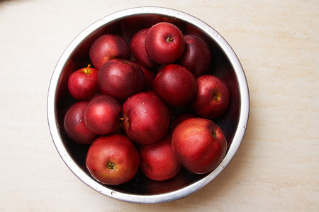 在一个碗里多汁的红苹果