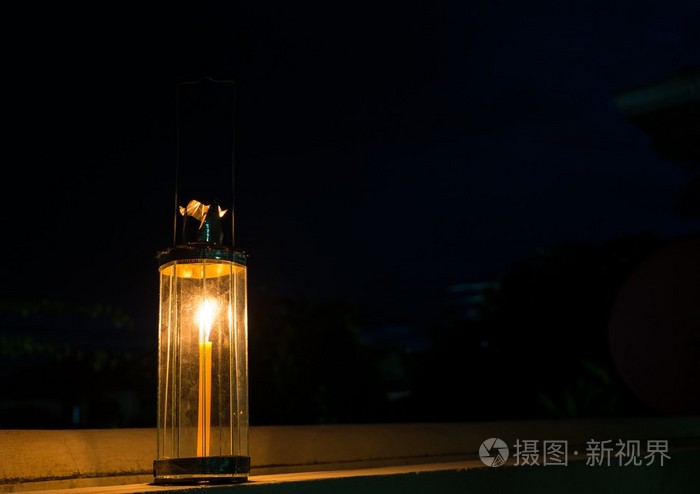 装饰玻璃灯在黑暗中的蜡烛灯