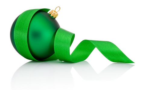 绿色圣诞球覆盖与孤立的主人家的卷曲丝带