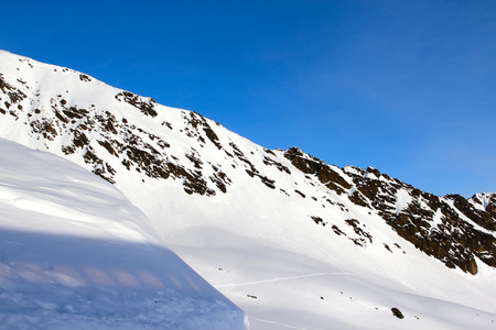 斜坡上滑雪度假村