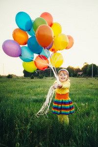 彩色气球的小女孩