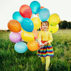 彩色气球的小女孩
