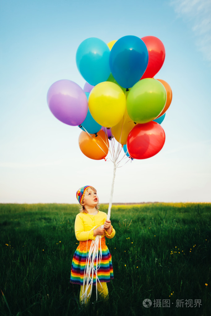 彩色气球的小女孩