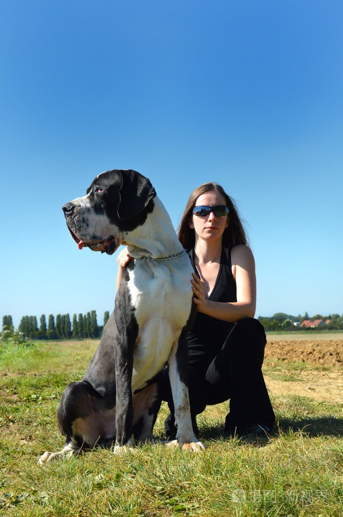 年轻女人和大狗