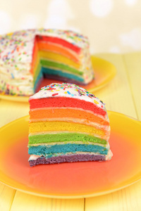 lckra rainbow cake p tallriken p bordet p ljus bakgrund