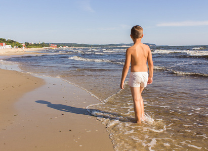 在索波特，波兰波罗的海岸边的男孩