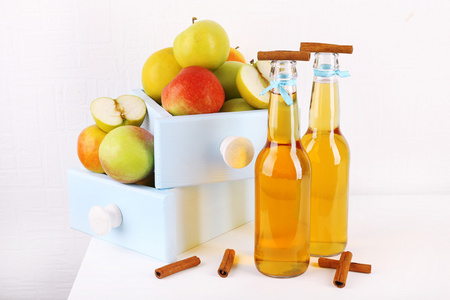 静物可口的苹果汁和新鲜的苹果图片