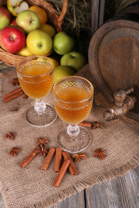 美味的苹果酒桶和新鲜的苹果静物