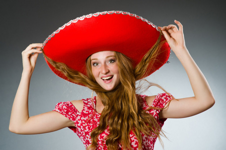 墨西哥妇人戴着红宽边帽