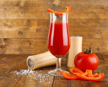 美味的番茄汁和胡椒木制的桌子上的玻璃