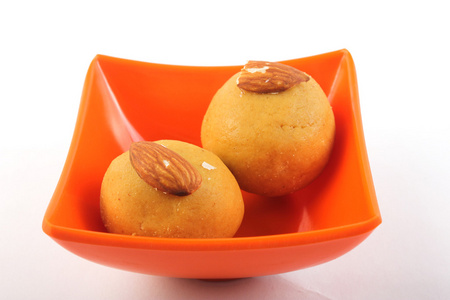 laddu。在三聚氰胺碗里的印度甜。白色衬底上分离