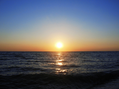 夏天海同小波浪落日