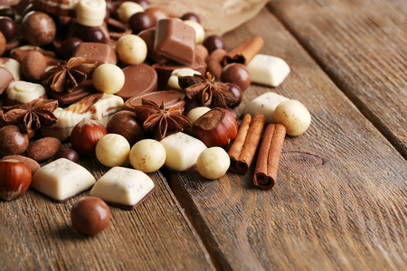 不同种类的巧克力上木桌特写