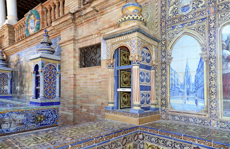 著名陶瓷装饰的西班牙广场 是 1929 年拉丁美洲展览场地，塞维利亚，西班牙