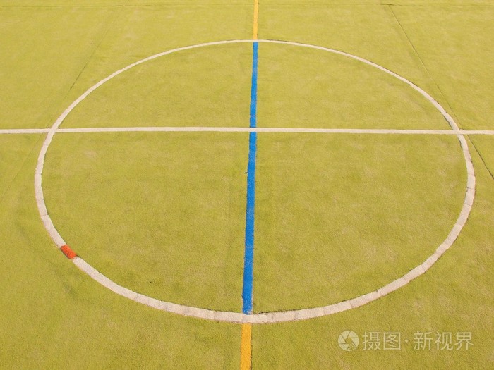 空的室外手球操场塑料光绿色表面上地面和白色蓝色界限线