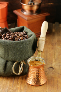 静物画的咖啡豆放进一袋和咖啡的壶