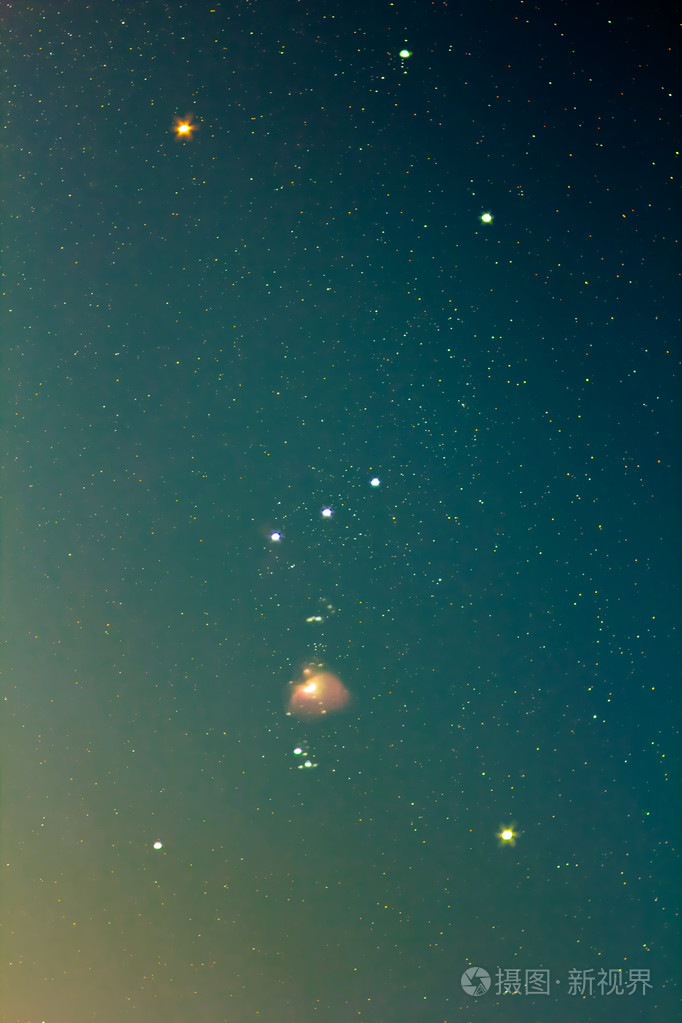 在黑暗的天空背景上的猎户星座