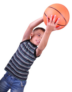 garon, basketball joueur fait un jet avec une boule