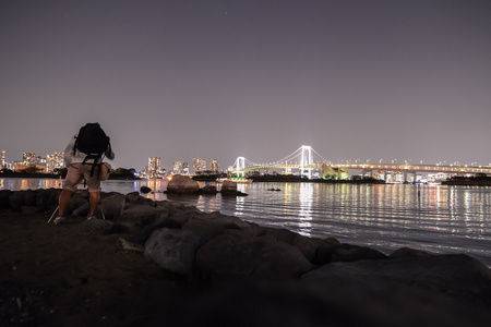 拍一组照片的东京的夜晚天际线在台场岛海岸的旅游。日本，东京