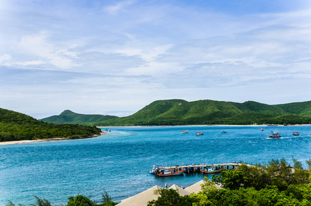 绿色的小岛和海洋自然景观