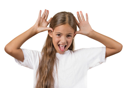 十几岁的女孩伸出舌头嘲弄某人照片