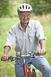 老人享受乡村的自行车骑行