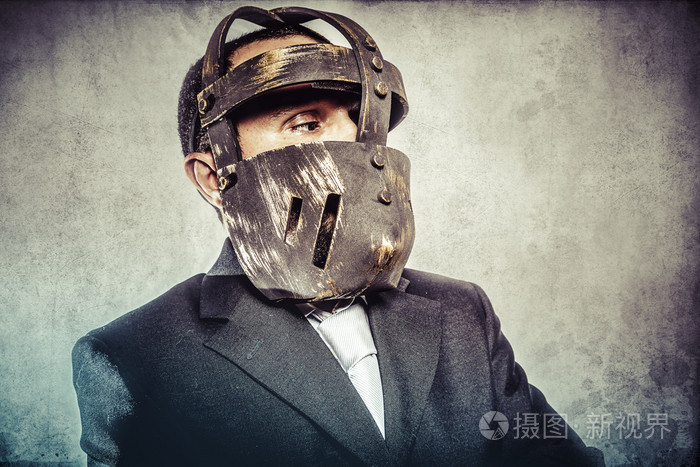 危险的商人戴着铁面具