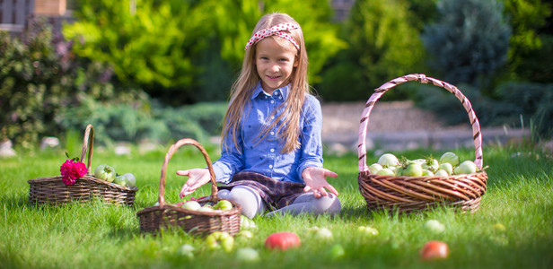 秋收的西红柿在篮子里的可爱小女孩