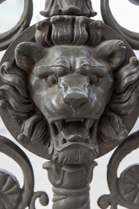 莫斯科，俄罗斯，在 2014 年 9 月 23 日。古代装饰格子的狮子的头形式的片段
