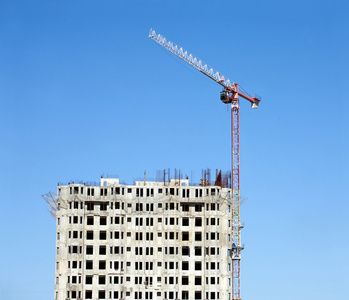 吊装施工建筑的顶部和塔式起重机