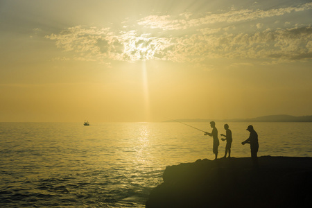 晚上在地中海捕鱼。 火鸡。 渔民的剪影。