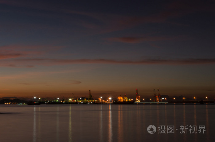 莱姆查邦海滨与日落天空的暮色