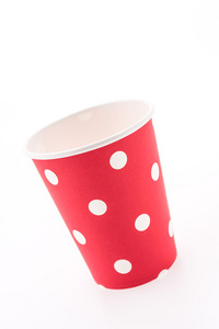 孤立的白色背景上的红色圆点纸杯