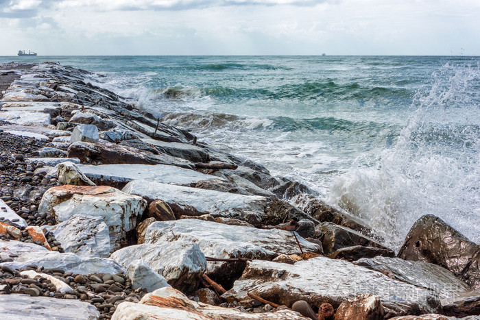 在多石的海滩上的海浪