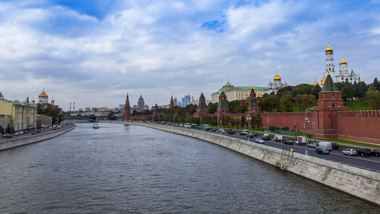 莫斯科，俄罗斯。克里姆林宫和 kremlevskaya 路堤的视图