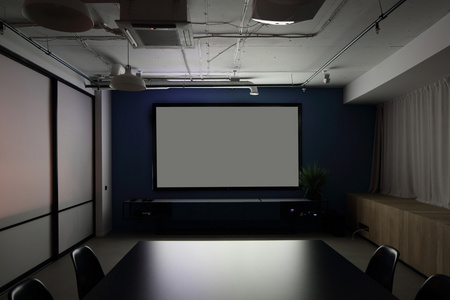 投影仪办公投影仪在时尚的办公室房间照片