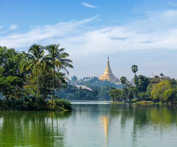 Visa av shwedagon pagoda ver kandawgyi sj