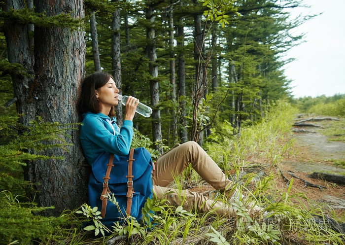 徒步旅行者女人喝水照片-正版商用图片1grhzm-摄图新视界
