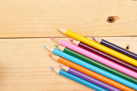 在木头上的彩色的铅笔