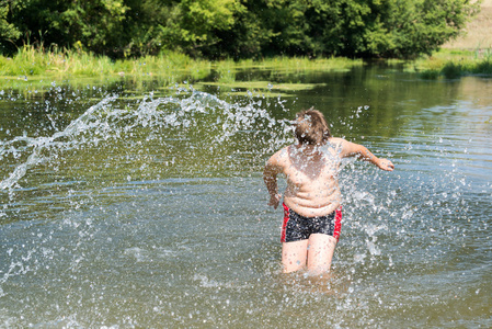 满 10 岁的男孩在河里游泳